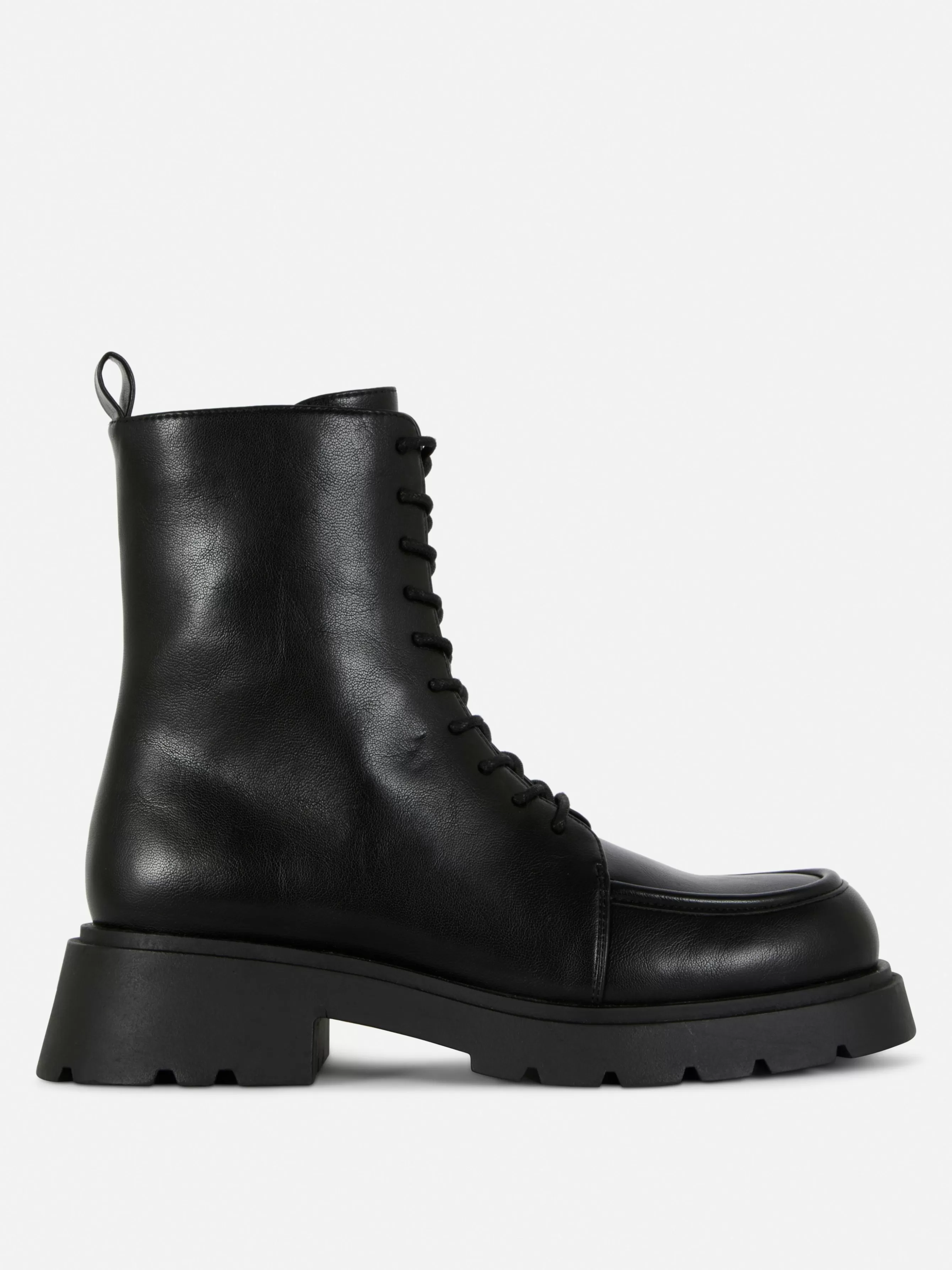 Shop Primark Bottines Lacées Avec Empiècement Sur L'embout Noir