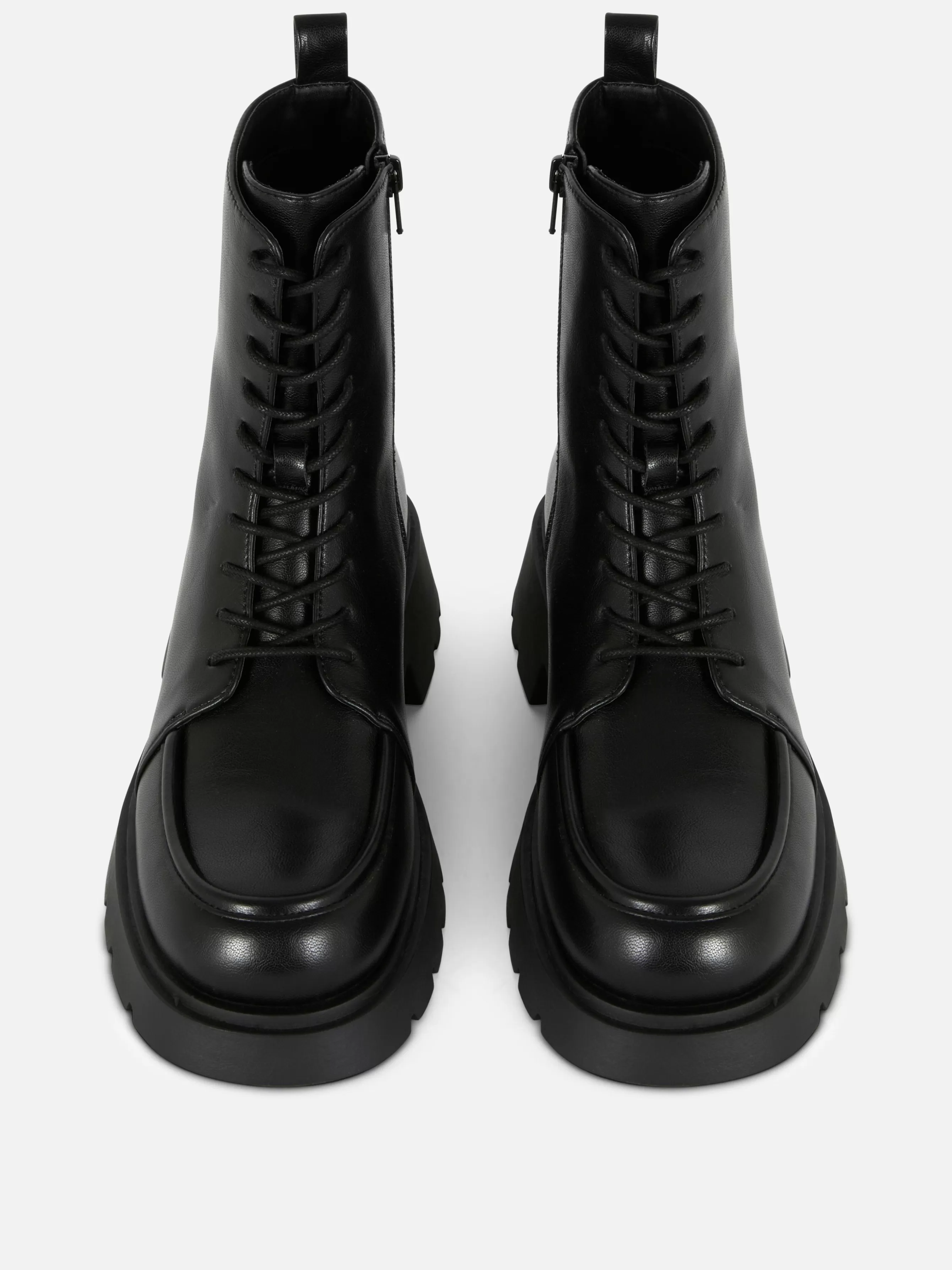 Shop Primark Bottines Lacées Avec Empiècement Sur L'embout Noir