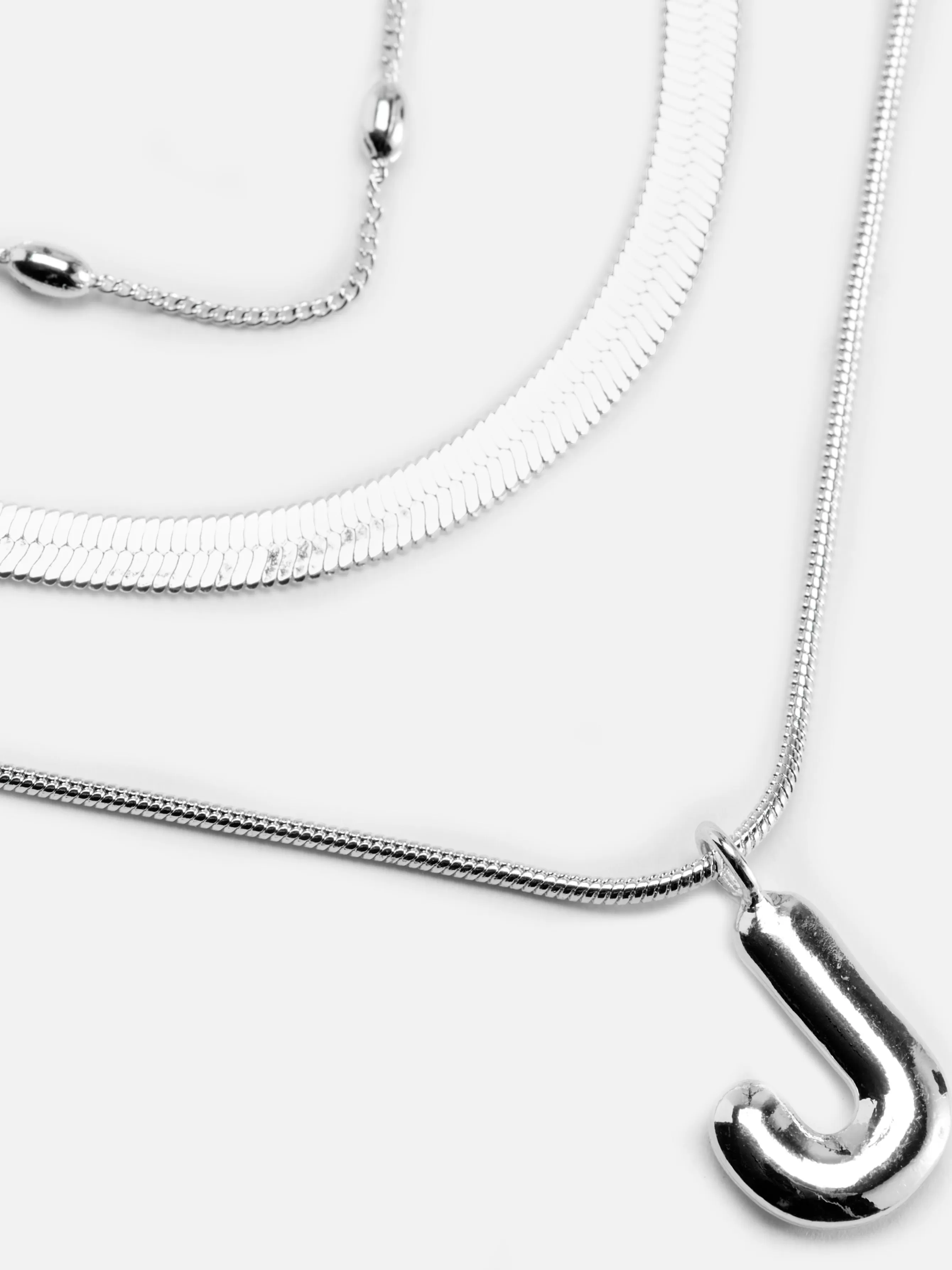 Shop Primark Collier à Superpositions Bouffant Avec Initiale Blanc