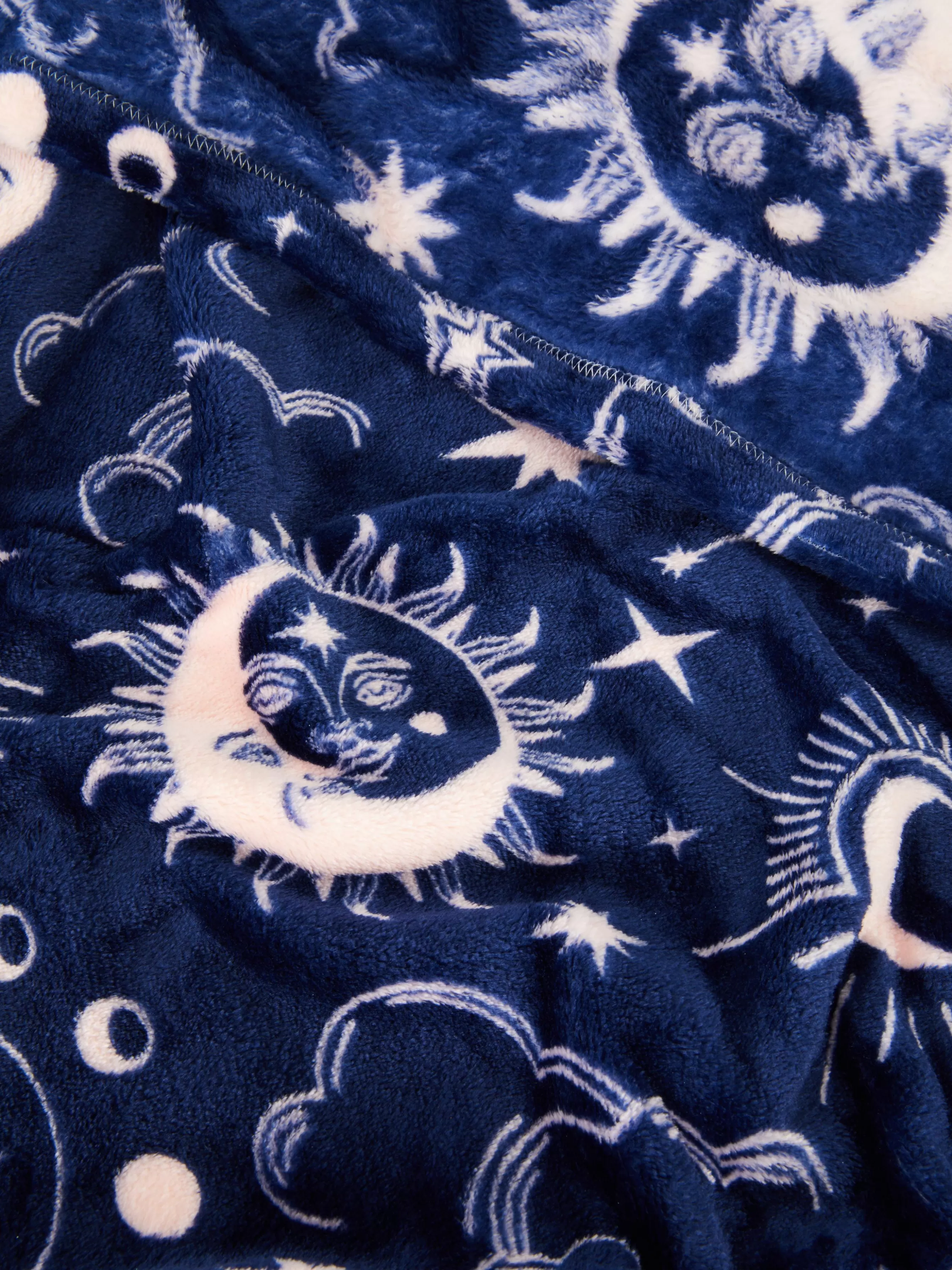 Shop Primark Petite Couverture Ultra-douce à Motif Céleste Bleu marine